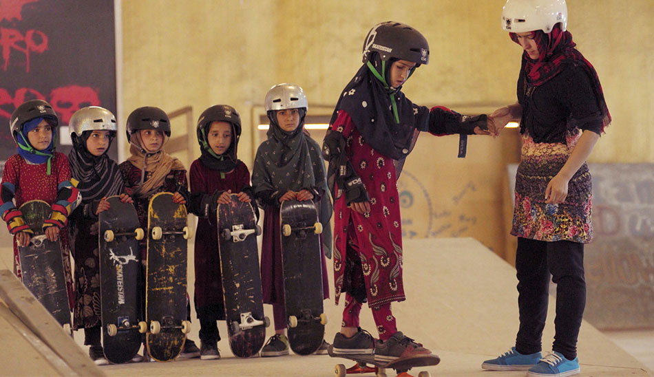 اسکار ۲۰۲۰- آموزش اسکیت‌بورد در منطقه جنگی (اگر دختر باشید) / Learning to Skateboard in a Warzone if youre a girl